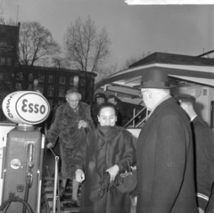 Minister Soebandrio in Rotterdam, afscheid tussen minister Soebandrio en burgeme, Bestanddeelnr 916-3128