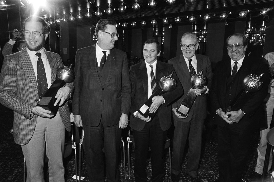 Minister Van Aardenne (Economische Zaken) poseert met de winnaars van de verschi, Bestanddeelnr 932-7419