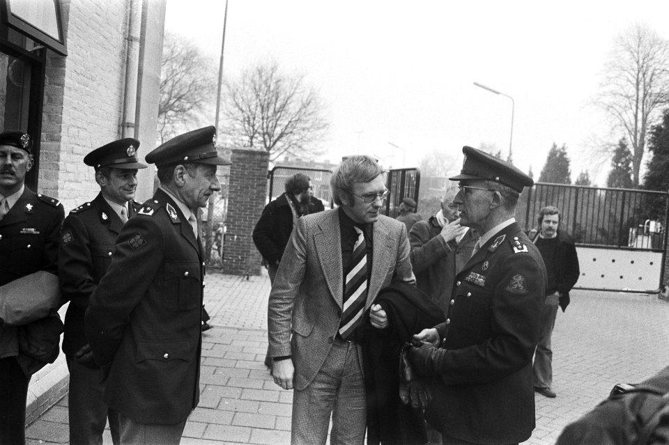 Minister Stemerdink aan 42e Panterinfanteriebrigade in Johan Willem Frisokazern , Bestanddeelnr 929-0302