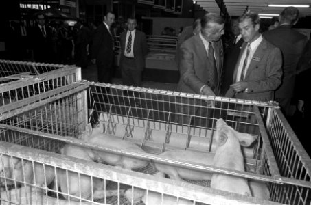 Minister T. Brouwer opent vakbeurs voor veredelingslandbouw Ornithophillia-Varuv, Bestanddeelnr 926-7242