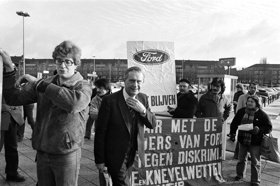 Minister Tuijnman bij aankomst bij de RAI tussen demonstrerende Ford-werknemers, Bestanddeelnr 931-3051
