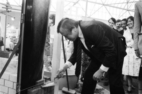 Minister Van Dam opent eerste vakbeurs voor sociale woningbouw, de Bouw Rai 82 , Bestanddeelnr 932-1506