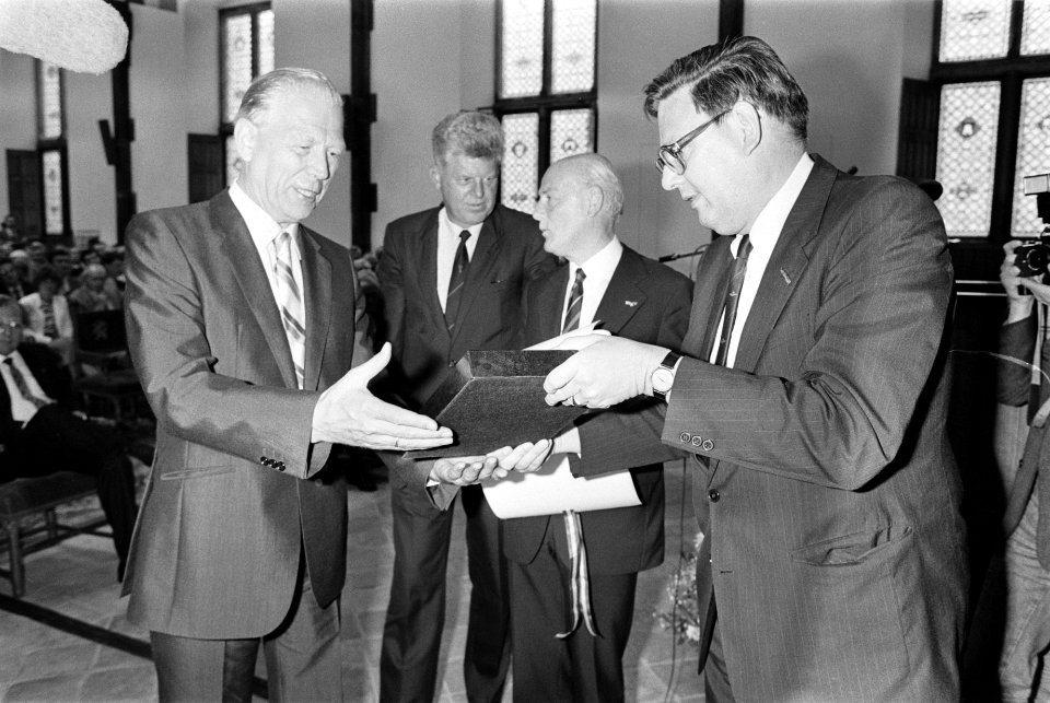 Minister Van Aardenne (r) overhandigt de plaquette aan de heer Lely (Lely Indust, Bestanddeelnr 932-6159
