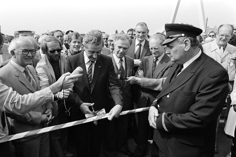 Minister Tuijnman (V&W) heeft gedeelte snelweg geopend tussen Vianen en het nieuwe verkeeersplein Lunetten, ten oosten van Utrecht, Bestanddeelnr 931-5612
