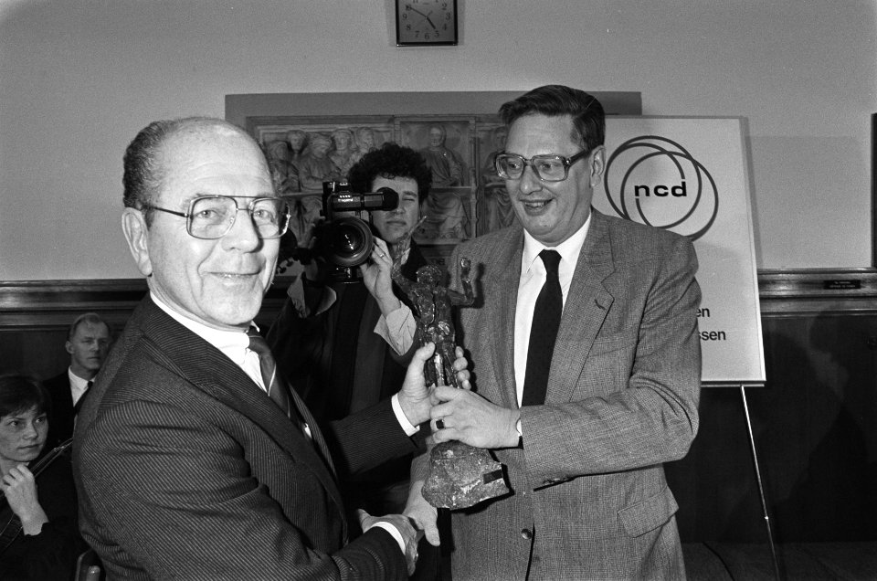 Minister Van Aardenne (r) reikte in het Vredespaleis aan dr. Dekker , voorzitter, Bestanddeelnr 933-5066