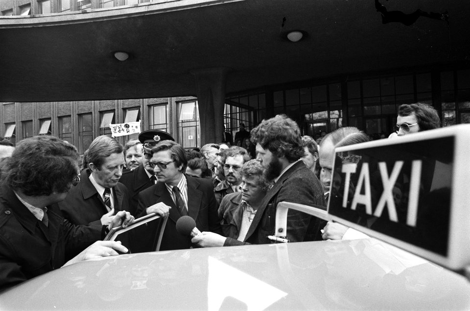 Minister Tjerk Westerterp bekijkt een 'veilige' taxi, Bestanddeelnr 927-8971