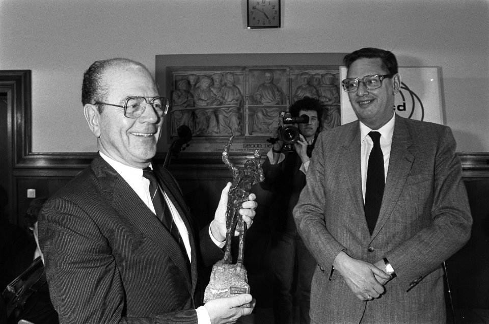 Minister Van Aardenne (r) reikte in het Vredespaleis aan dr. Dekker , voorzitter, Bestanddeelnr 933-5067