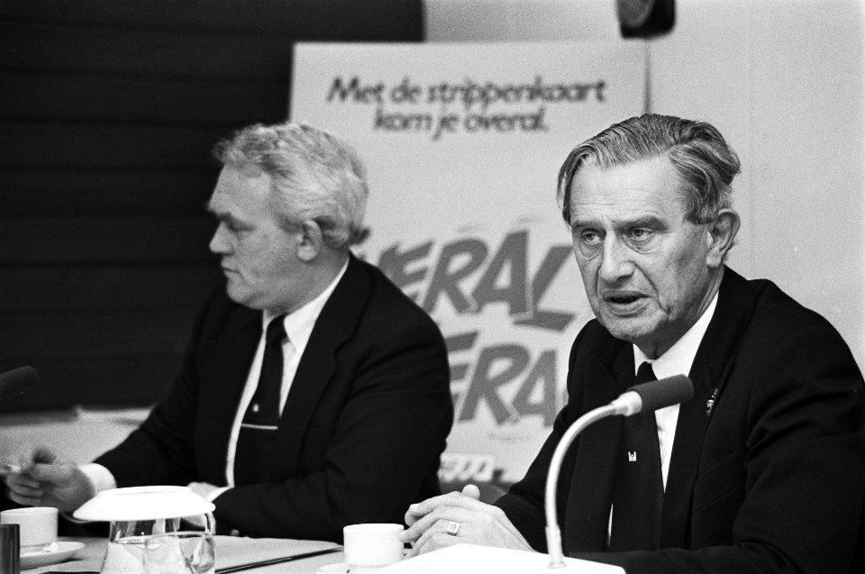 Minister Tuijnman (r) en drs C.D. Steilberg (dir. personenvervoer) tijdens de p…, Bestanddeelnr 931-0405
