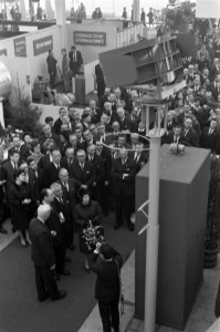 Minister van Economische Zaken drs J W de Pous voorjaarsbeurs in Utrecht geop, Bestanddeelnr 914-9146