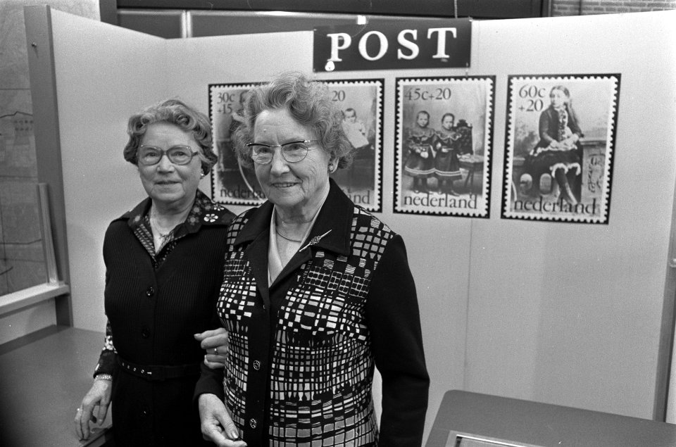Minister Van Doorn (CRM) start kinderpostzegelactie in Den Haag zusters Van Br, Bestanddeelnr 927-5778