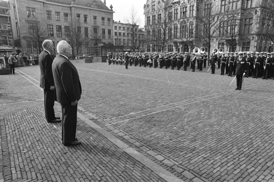 Minister Van Eekelen (m) en Franse minister Girand inspecteren erewacht op het P, Bestanddeelnr 933-9518