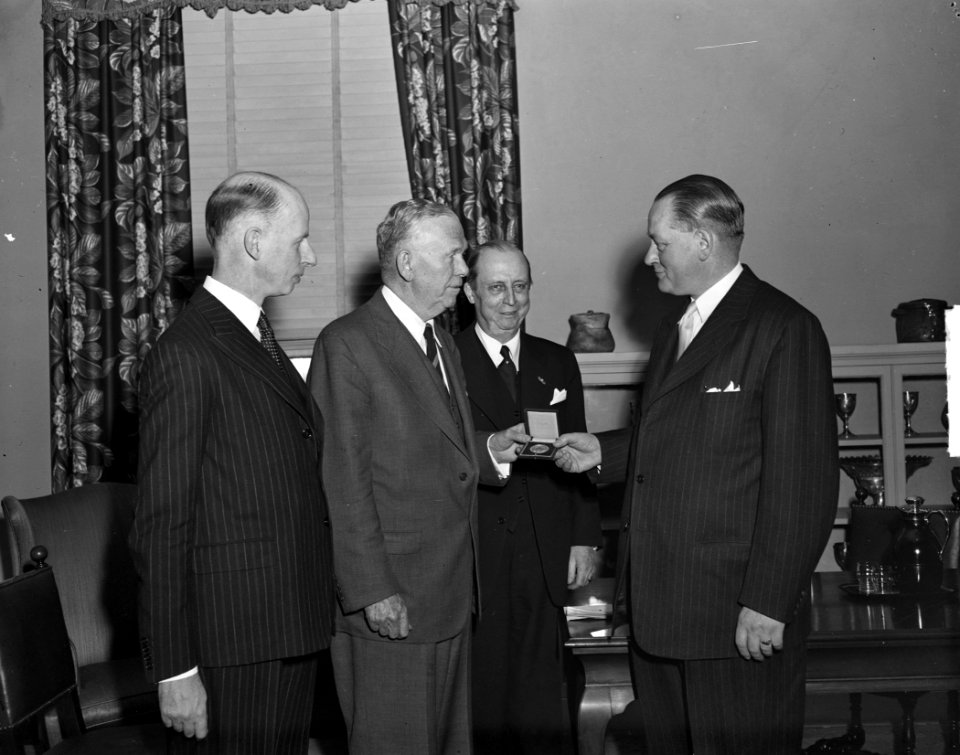 Minister Stikker (rechts) reikt aan generaal C. C. Marshall (2e van links) een g, Bestanddeelnr 903-8671