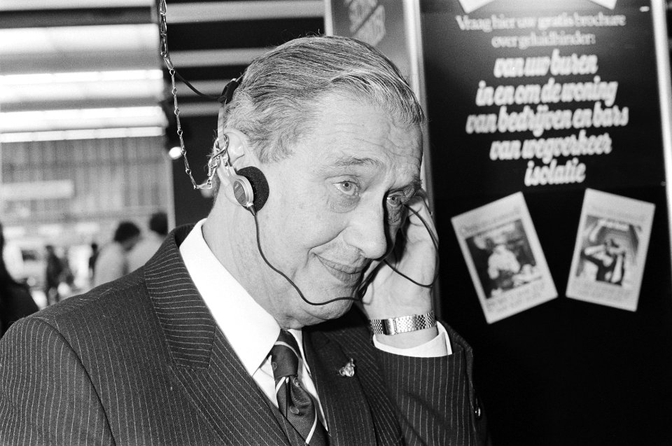 Minister Tuijnman met een koptelefoon op, Bestanddeelnr 931-3055