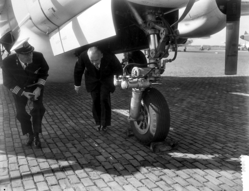 Minister van Defensie, S. J. van der Bergh bezoekt de Koninklijke Marine . De m…, Bestanddeelnr 910-4342