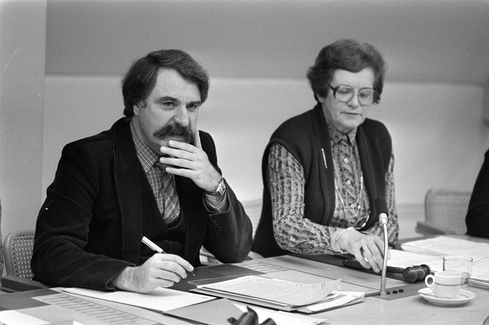 Minister Van der Louw (PvdA) en voorzitter mevrouw Cornelissen (CDA), Bestanddeelnr 931-7700