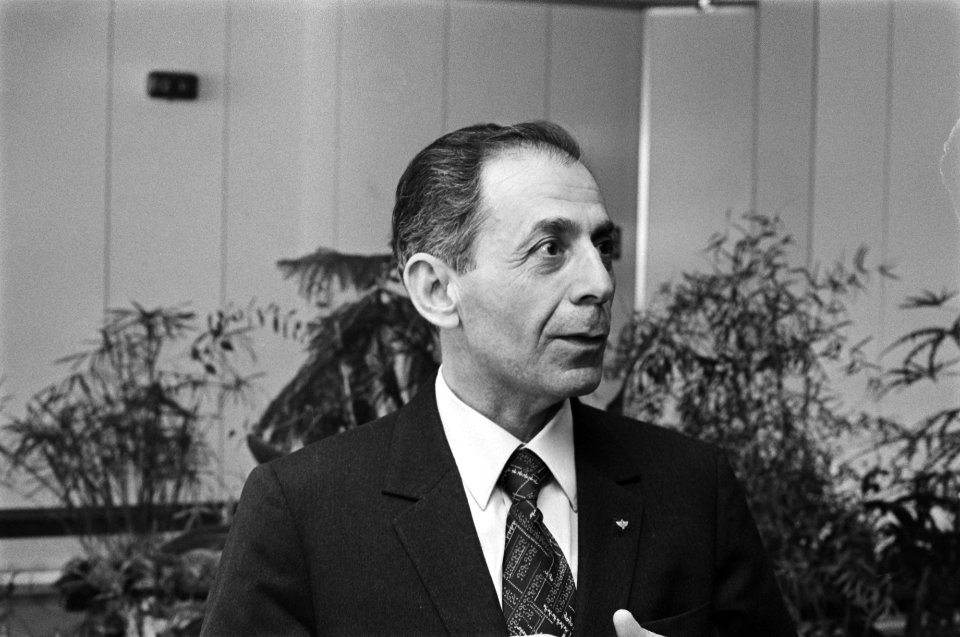 Minister van Cultuur van Israel, Hillal op Schiphol afgehaald door Van Doorn , H, Bestanddeelnr 928-5061