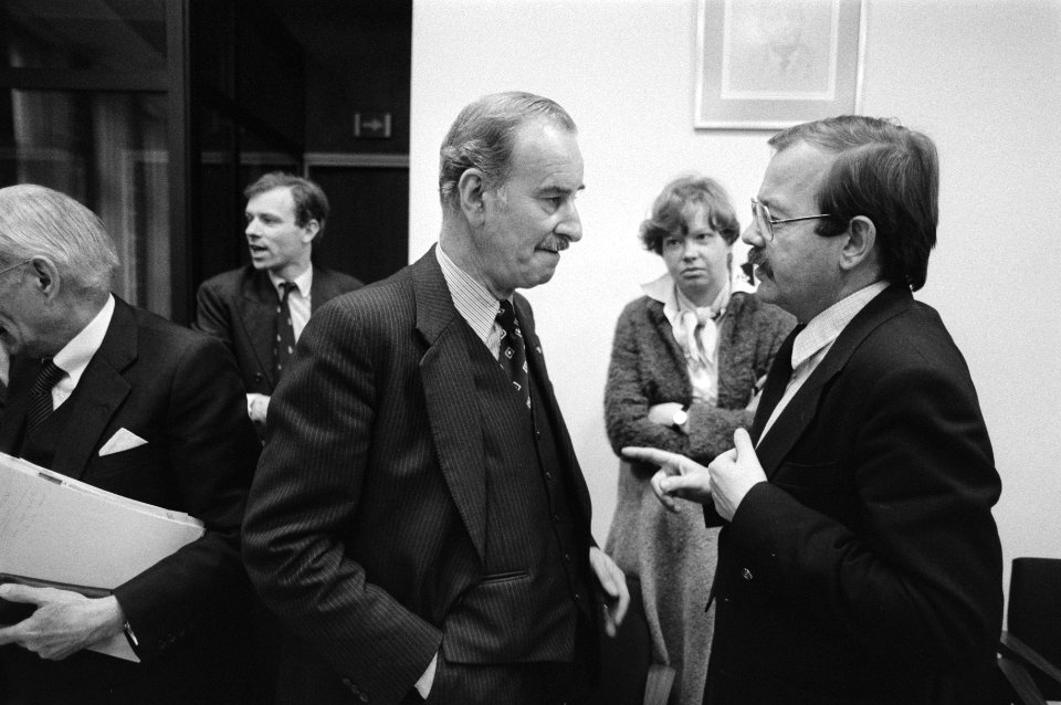 Minister Van der Klaauw in gesprek met Ter Beek tijdens een vergadering van de v, Bestanddeelnr 931-2791