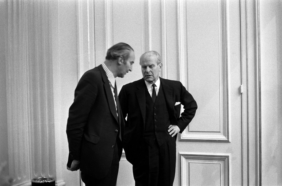 Minister van Defensie Vredeling (l) en kamerlid De Koster (VVD), Bestanddeelnr 927-0361