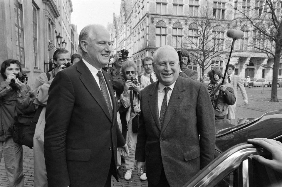 Minister Van Eekelen (m) en Franse minister Girand inspecteren erewacht op het P, Bestanddeelnr 933-9519