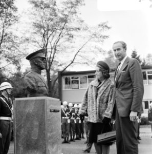 Minister van defensie Vredeling en de dochter van generaal Winkelman bij het bor, Bestanddeelnr 926-7911