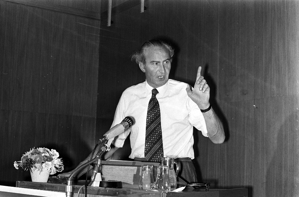 Minister van defensie Vredeling aan het woord, Bestanddeelnr 927-9887