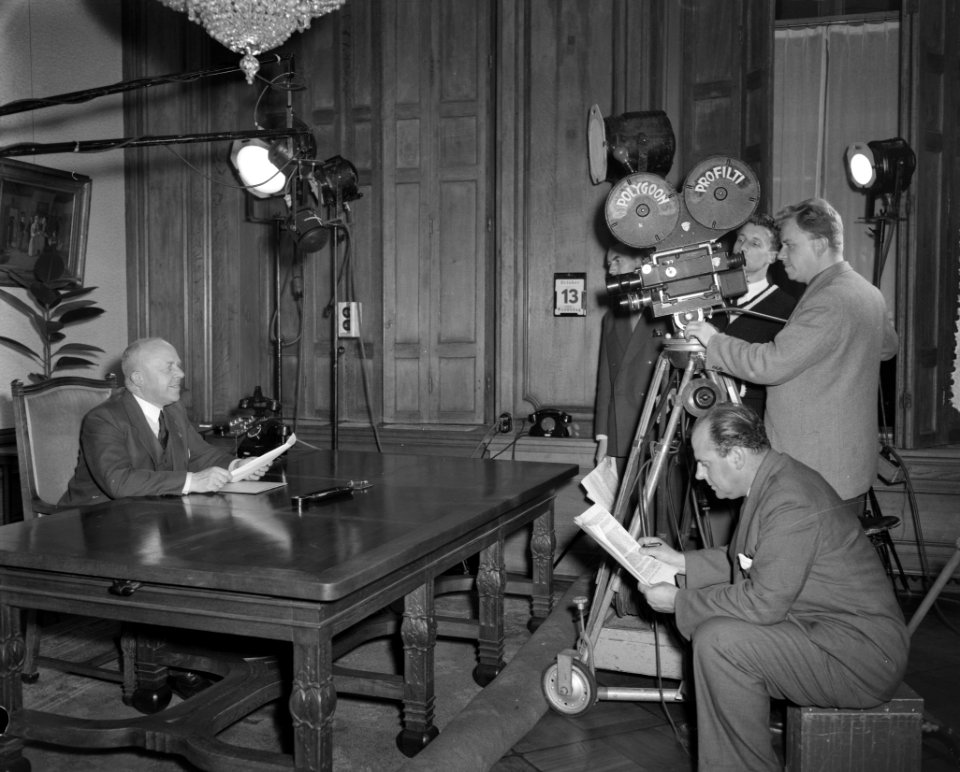 Minister Staf spreekt voor televisie, Bestanddeelnr 906-7959