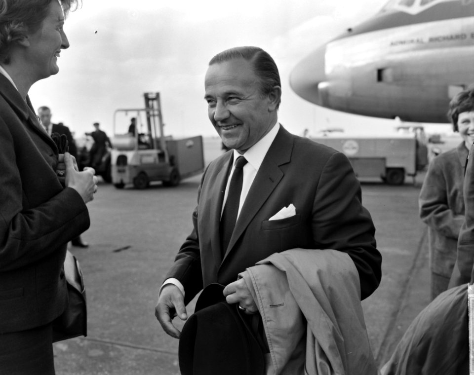 Minister van Defensie De Jong na rondreis terug op Schiphol, minister De Jong, Bestanddeelnr 916-9348