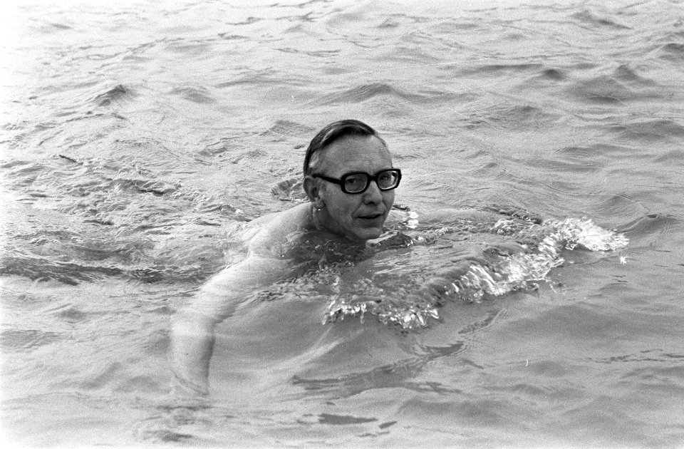 Minister Van der Stoel zwemt, Bestanddeelnr 927-0461