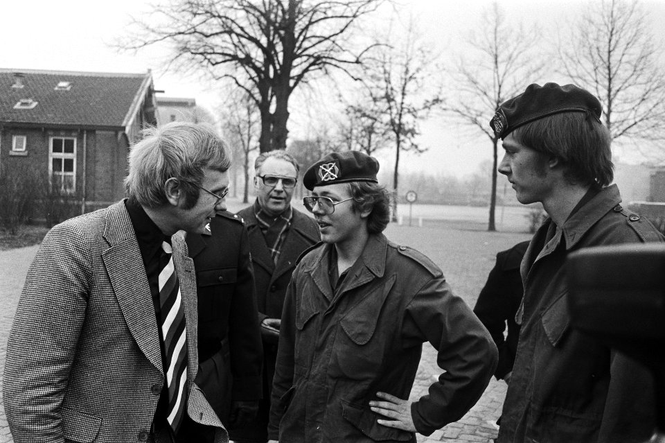 Minister Stemerdink brengt bezoek aan 42e Panterinfanteriebrigade in Johan Wille, Bestanddeelnr 929-0301