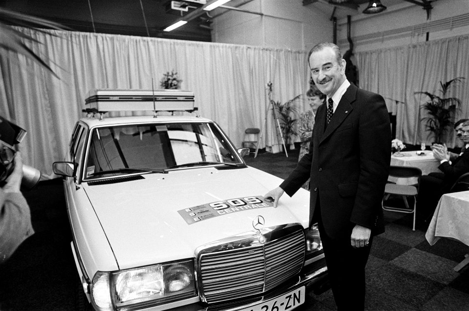 Minister Van der Klaauw bij de Mercedes van de SOS Centrale, Bestanddeelnr 930-5693