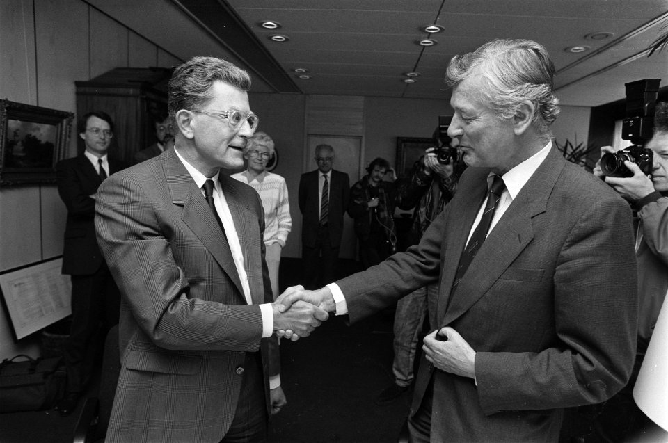Minister Van Dijk (l) nam na zware hartoperatie portefeuille BiZa weer over van , Bestanddeelnr 933-9720