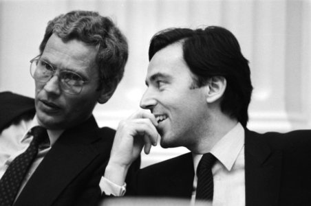 Minister Van den Broek (Buitenlandse Zaken) (l) en minister Brinkman (WVC), Bestanddeelnr 932-5709
