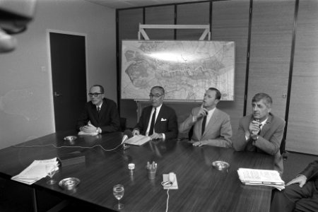 Minister Stuyt bezoekt Centrale Meld en Regelkamer in Schiedam, minister Stuyt (, Bestanddeelnr 924-9715