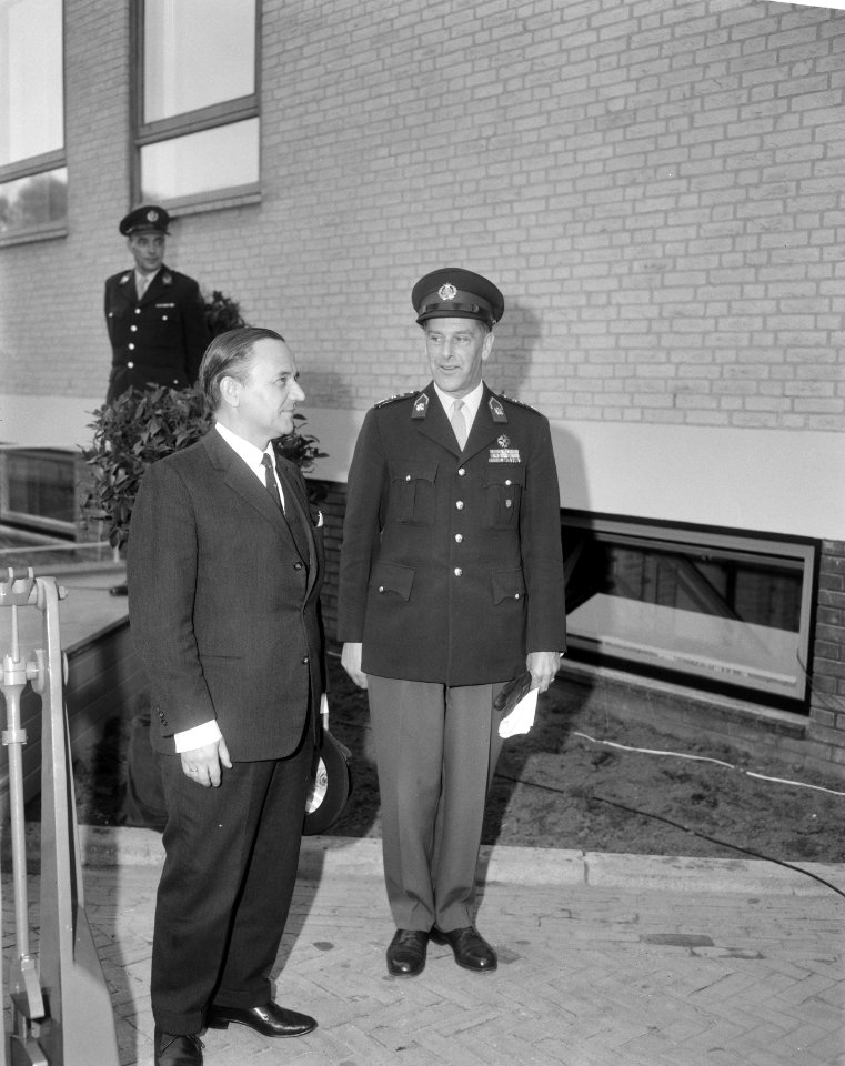 Minister van Defensie P.J.S. de Jong opent Wetenschappelijk Paviljoen bij de Kon, Bestanddeelnr 919-0794