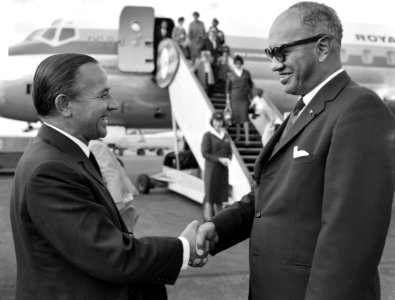 Minister van Defensie De Jong na rondreis terug op Schiphol, mr S D Emanuels , Bestanddeelnr 916-9346
