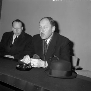 Minister Luns terug uit Parijs Luns tijdens de persconferentie, links mr A T, Bestanddeelnr 914-9593