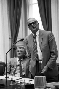 Minister Van der Stee (Financien) en staatssecretaris Van Amelsvoort, Bestanddeelnr 931-0070