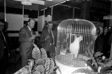 Minister T. Brouwer opent vakbeurs voor veredelingslandbouw Ornithophillia-Varuv, Bestanddeelnr 926-7241