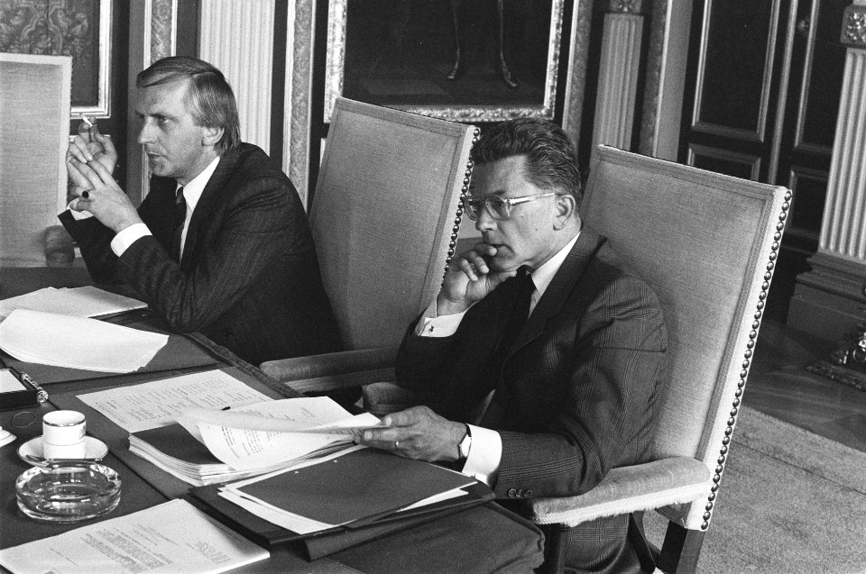 Minister Van Dijk (l) nam na zware hartoperatie portefeuille BiZa weer over van , Bestanddeelnr 933-9721