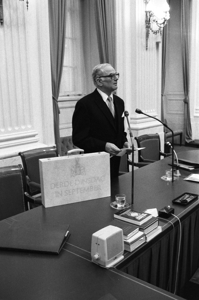 Minister Van der Stee met het miljardenkoffertje in de Tweede Kamer, Bestanddeelnr 932-3362