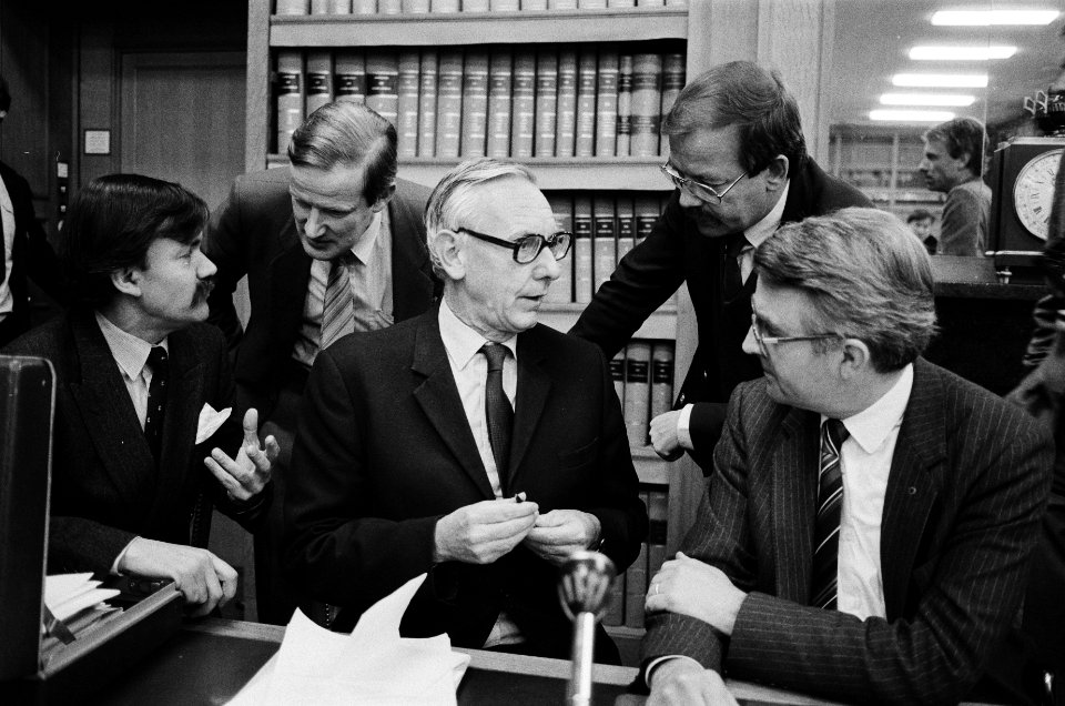 Minister Van der Stoel biedt het rapport over de moord oo de vier Nederlandse jo, Bestanddeelnr 932-1033