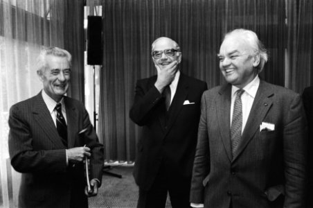 Minister Van der Stee met Roger Chaufournier en voorzitter Van Eijkelenburg van , Bestanddeelnr 932-3606