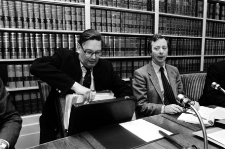 Minister Van Aardenne (Economische Zaken) (l) en Arie van der Hek (PvdA)tijdens , Bestanddeelnr 932-4601