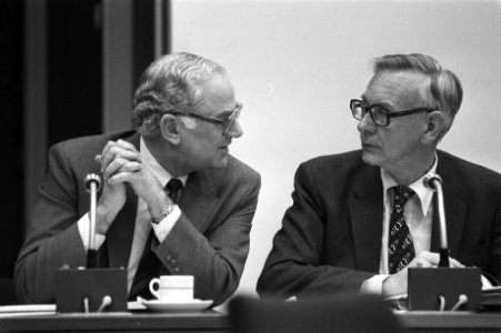 Minister Van der Stee (CDA, links) en minister Van der Stoel (PvdA) tijdens de c, Bestanddeelnr 931-8342