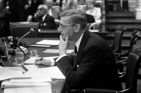 Minister Udink tijdens de debatten, Bestanddeelnr 920-4270