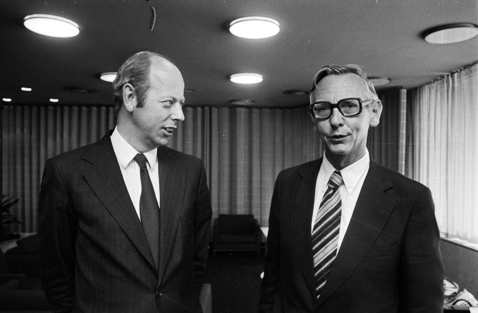 Minister Van der Stoel en staatssecretaris Kooymans van Schiphol naar Montreal v, Bestanddeelnr 927-2622