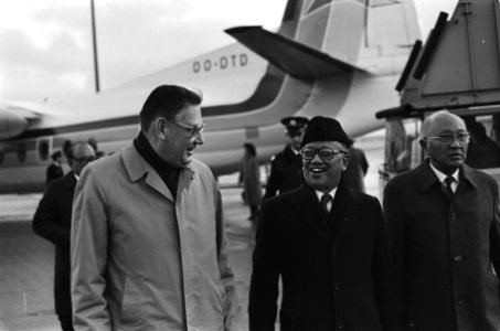 Minister van Aardenne begroet op Schiphol de Indonesisch minister van Buitenland, Bestanddeelnr 933-5382