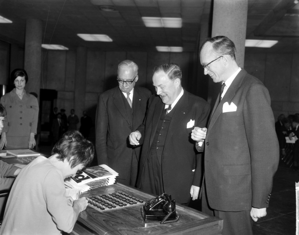 Minister van Financien prof mr H J Witteveen nieuwe kantoor van de spaarbank, Bestanddeelnr 916-3422