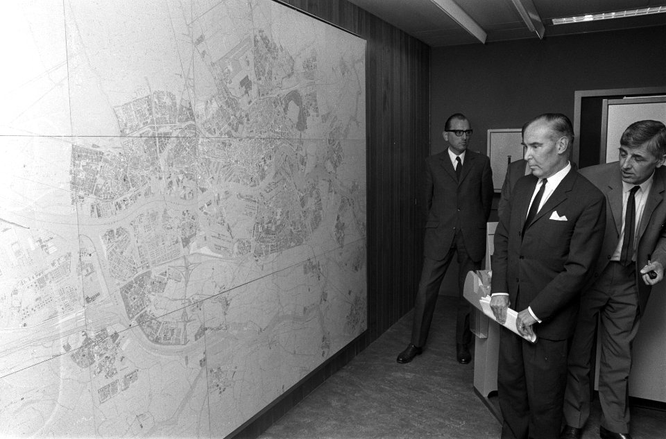 Minister Stuyt bezoekt Centrale Meld en Regelkamer in Schiedam, minister Stuyt (, Bestanddeelnr 924-9714
