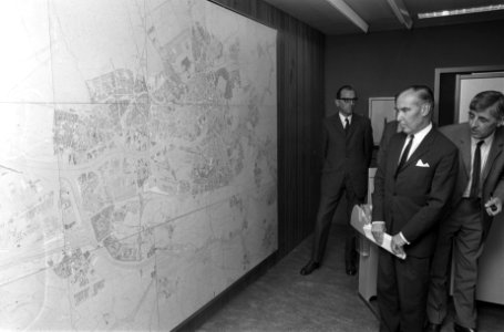 Minister Stuyt bezoekt Centrale Meld en Regelkamer in Schiedam, minister Stuyt (, Bestanddeelnr 924-9714
